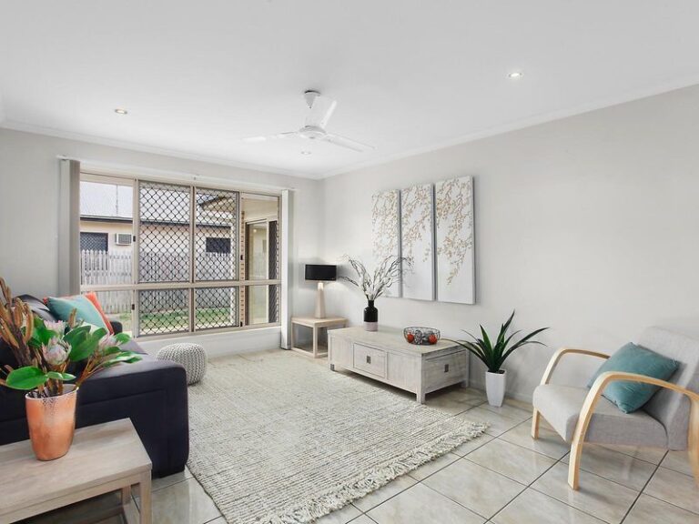11 Crossman Place, KIRWAN
