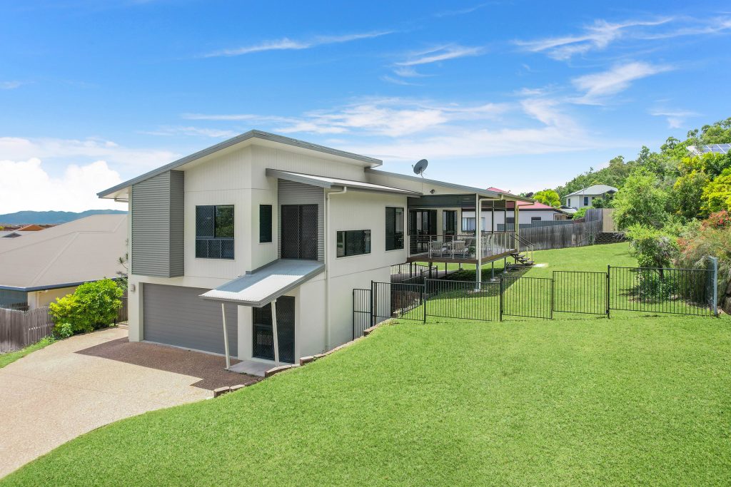 6 Monte Visto Court, Mount Louisa